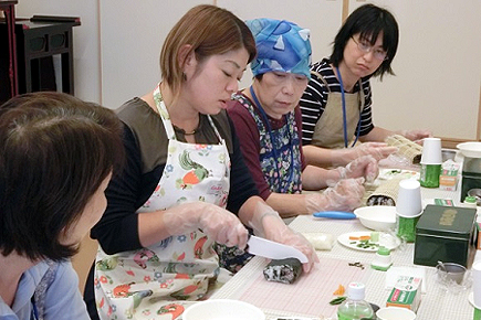 飾り巻き寿司調理風景